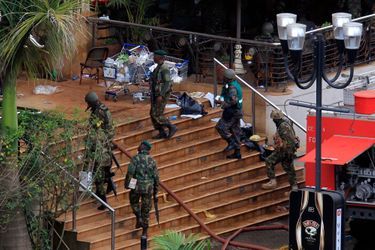 Les militaires kényans entrent peu à peu dans le centre commercial.