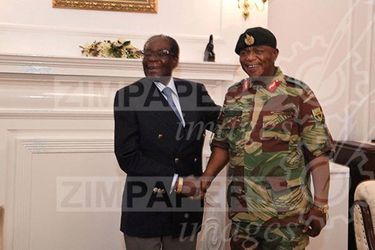 Robert Mugabe avec le général Constantino Chiwenga, jeudi.