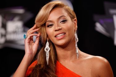 Après une année sabbatique pour s'occuper de sa fille, Beyoncé a fait un retour remarqué sur le devant de la scène. Sa tournée, «Mrs Carter World Tour», lui a permis d'amasser 53 millions de dollars et de la propulser à la quatrième place du classement. 