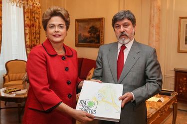 Dilma Roussef, présidente du Brésil, et Paulo Cesar de Oliveira Campos, ambassadeur du Brésil en France.