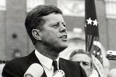 JFK donne un bref discours devant l&#039;hôtel où il a passé la nuit avec son épouse, Jackie, toujours à Fort Worth, au Texas. 