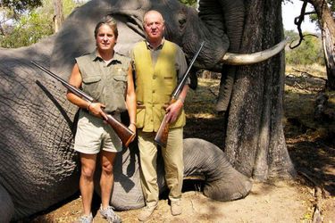 L&#039;ancien roi d&#039;Espagne Juan Carlos Ier (à droite) pose devant un éléphant qu&#039;il vient d&#039;abattre, au Botswana en 2006.