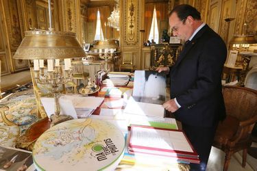 François Hollande, dans son bureau. Sur sa table, le cofret prestige « Ma Terre en photos »
