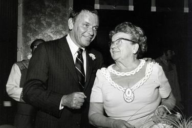 Frank Sinatra (1915-1998), chanteur et acteur, et sa mère