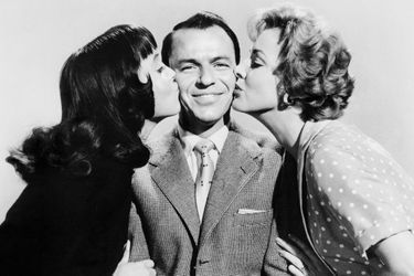 Frank Sinatra avec Carolyn Jones et Eleanor Parker pour le film "Un trou dans la tête" (1959). 