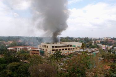 La fumée sort du Westgate Mall, ce lundi, au troisième jour de la prise d'otages à Nairobi.