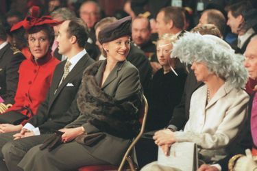 La princesse Astrid de Belgique entre son mari le prince Lorenz et sa tante l&#039;ex-reine des Belges Paola, à Bruxelles le 4 décembre 1999
