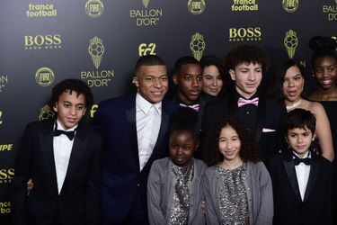 Kylian Mbappé et son petit frère Ethan (à gauche) avec les enfants de l&#039;association Premiers de cordée à la cérémonie du Ballon d&#039;Or 2019 à Paris le 2 décembre 2019