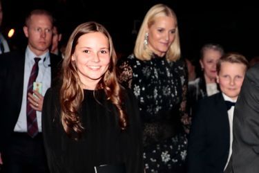 La princesse Mette-Marit de Norvège avec ses enfants la princesse Ingrid Alexandra et le prince Sverre Magnus à Oslo, le 11 décembre 2017