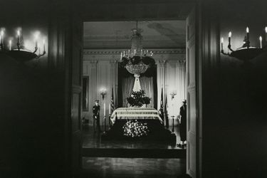 Après l&#039;autopsie qui a eu lieu à l&#039;hôpital naval de Bethesda, le corps de Kennedy fut embaumé pour les funérailles et ramené à la Maison-Blanche. Ses funérailles officielles auront lieu trois jours plus tard. 