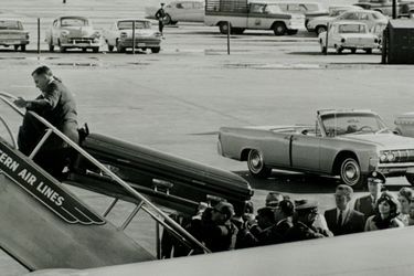 Le corps de JFK est transporté dans un cercueil que les services de sécurité présidentiels hissent à bord d&#039;Air Force One qui s&#039;envole pour Washington. 