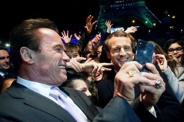 Emmanuel Macron et Arnold Schwarzenegger font des selfies à la Tour Eiffel. 