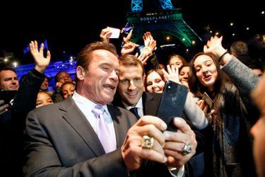 Emmanuel Macron et Arnold Schwarzenegger font des selfies à la Tour Eiffel. 