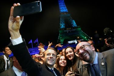 Emmanuel Macron et Charles Michel font des selfies à la Tour Eiffel. 