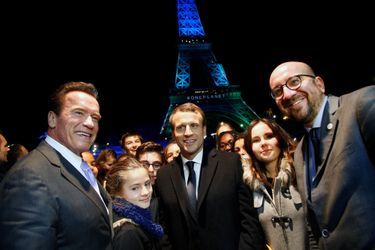Arnold Schwarzenegger, Emmanuel Macron et Charles Michel à la Tour Eiffel dans le cadre du One Planet Summit. 
