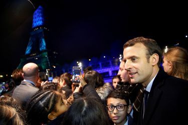 Emmanuel Macron au pied de la Tour Eiffel avec des enfants «représentant les générations futures». 