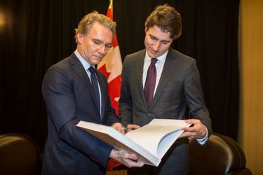 Olivier Royant, directeur de Paris Match (à g.) et Justin Trudeau, Premier ministre du Canada.