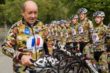 France, 15 octobre 2012 --- Le ministre de la Défense, Jean-Yves LE DRIAN, en treillis militaire, participe à l&#039;entrainement de l&#039;équipe cycliste de l&#039;Armée de Terre à Montlhéry. L&#039;équipe créée en 2010 compte 20 cyclistes. Jean-Yves Le Drian est un amateur de vélo, il a parcouru ce jour 35 km en une heure trente.