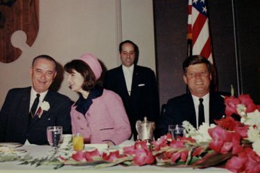 22 novembre 1963, Dallas. John Fitzgerald Kennedy est assassiné à bord d&#039;une Lincoln Continental d&#039;une balle en pleine tête. Revivez en images les heures qui ont changé le visage du monde et de l&#039;Amérique. 9 h 30, à Fort Worth, Texas, où le président et sa femme viennent de passer la nuit. JFK compte sur Jackie pour charmer les Texans. Elle s’assoit près de Lyndon Johnson. Ils sont attendus pour déjeuner à Dallas.