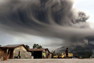 Depuis 10 jours, la province nord de l’île de Sumatra, en Indonésie, vit au rythme des humeurs du volcan Sinabung. Perché à 2 460 mètres d’altitude, le géant ne s’arrête plus de cracher d’épais nuages de cendre. Le Centre indonésien des catastrophes géologiques et volcaniques a estimé que les fumées pouvaient atteindre jusqu’à huit kilomètres de hauteur. Après un long sommeil de 400 ans, le mont Sinabung s’était réveillé une première fois en 2010 et était de nouveau entré en éruption en août dernier, entraînant l’évacuation de milliers de personnes. Aucun mort n’est à déplorer.