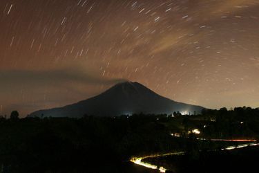  Vue du village de Tiga Pancur, situé à quelques kilomètres du  volcan, le 4 novembre.  