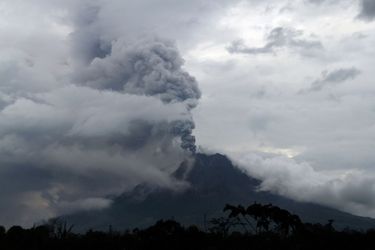  Selon le Centre indonésien des catastrophes géologiques et volcaniques, la hauteur des fumées de cendres rejetées par le mont Sinabung atteint jusqu’à 8 kilomètres de haut.  