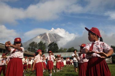 L’éruption n’a pas perturbé les cours de sport des écoliers du village de Berastepu, le 7 novembre. 