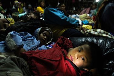 Ces enfants évacués du village de Tiganderket passeront les prochaines nuits dans un abri de fortune, le 3 novembre. 