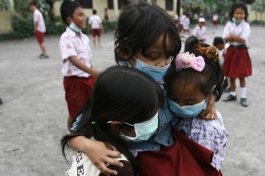  Des écoliers de l’école du village de Tiga Ndreket portent des masques pour se protéger des cendres rejetées par les éruptions consécutives, le 6 novembre. 