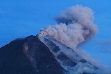  Le volcan en pleine éruption pris en photo depuis la cour de l’école du village de Tiga Pancour, le 7 novembre.  