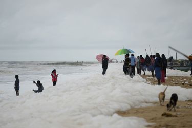 Malgré l&#039;odeur âcre dégagée par la mousse provoquée par des agents polluants, des enfants jouaient à se rouler dedans et à se prendre en photo, sur les plages du Chennai, en Inde.