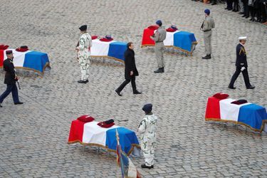 Hommage aux Invalides aux 13 soldats tués au Mali.  