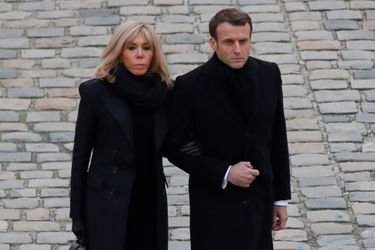 Emmanuel et Brigitte Macron lors de l'hommage aux Invalides aux 13 soldats tués au Mali.  