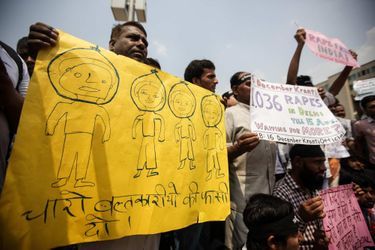 Des manifestants exigeant la peine de mort pour les accusés, mercredi à New Delhi.