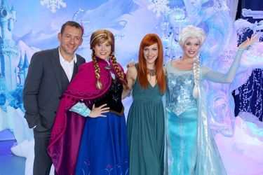 Les stars avaient rendez-vous à Disneyland Paris, samedi soir, pour l'avent-première de "La Reine des glaces", le nouveau dessin animé des studios Disney. Et pendant deux mois, le parc d'attraction se mettra à l'heure d'hiver pour fêter les aventures des Princesses Elsa et Anna, ainsi qu'Olaf, leur drôle de bonhomme de neige, joué en version française par Dany Boon (ici à côté d'Anaïs Delva, la voix française d'Elsa).