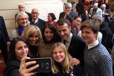 Emmanuel et Brigitte Macron posent pour un selfie avec les jumelles Lise et Laure, et avec Shana et Milan.