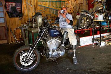 Dans l’atelier de son cottage de Gallo Manor, au nord de Johannesburg, João Silva s’apprête à faire un tour en Harley. L’engin a spécialement été adapté pour qu’il puisse le piloter avec ses prothèses. 