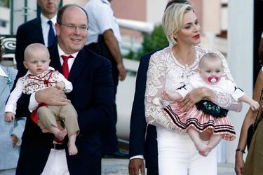 Le prince Albert II de Monaco et la princesse Charlène avec leurs bébés le prince héréditaire Jacques et la princesse Gabriella à Monaco, le 28 août 2015