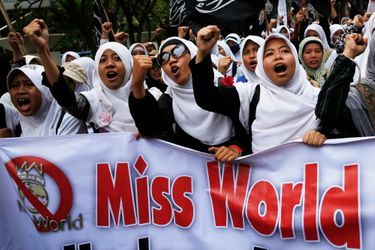 Des femmes ont manifesté ce jeudi à Jakarta pour exiger l&#039;annulation du concours de beauté.