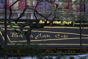 La foule s&#039;est recueilli au Bataclan en mémoire des victimes des attentats