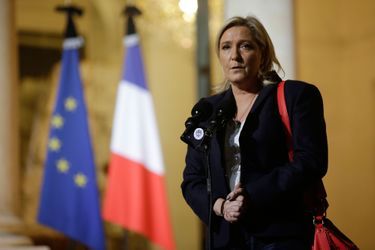 Marine le Pen devant l'Elysée dimanche. 