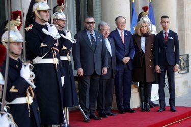 Le prince Moulay El Hassan et le roi Mohammed VI du Maroc avec Emmanuel et Brigitte Macron, Jim Yong Kim et Antonio Guterres, à Paris le 12 décembre 2017