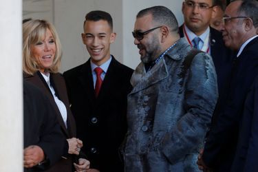 Le prince Moulay El Hassan et le roi Mohammed VI du Maroc avec Brigitte Macron à Paris, le 12 décembre 2017