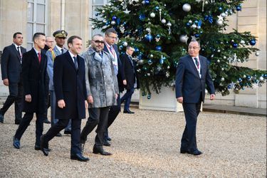 Le prince Moulay El Hassan et le roi Mohammed VI du Maroc avec Emmanuel Macron à Paris, le 12 décembre 2017