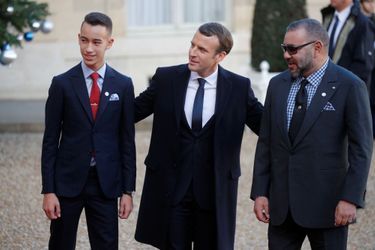 Le prince Moulay El Hassan et le roi Mohammed VI du Maroc avec Emmanuel Macron à Paris, le 12 décembre 2017