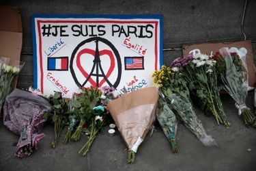 Des fleurs en hommage aux victimes des attentats déposés Trafalgar Square, à Londres, sous un panneau: "Je suis Paris".