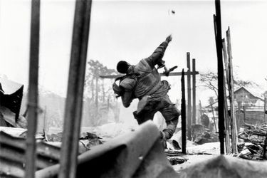 Vietnam, février 1968. Marine américain lançant une grenade pendant la bataille de Hué.