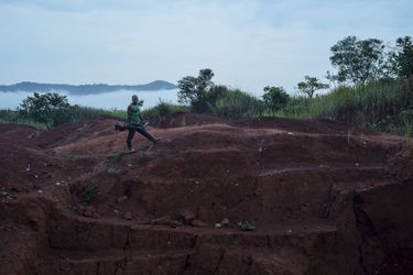 Un machiniste cherche de l'or grâce à un détecteur de métaux dans la mine de Lunga, près de Kamoko, province de Tanganyika.