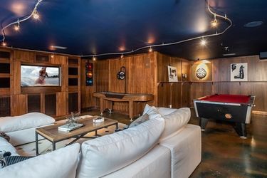 Zooey Deschanel met en vente sa maison de Manhattan Beach (Los Angeles) pour 5,9 millions de dollars. Novembre 2019.
