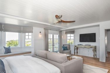 Zooey Deschanel met en vente sa maison de Manhattan Beach (Los Angeles) pour 5,9 millions de dollars. Novembre 2019.